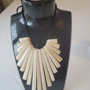 collier beige pendant