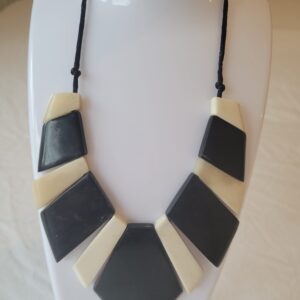 collier noir et blanc