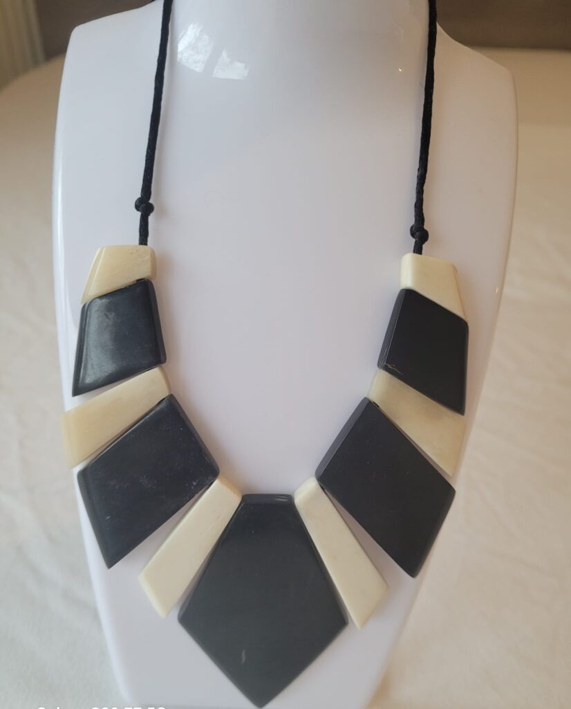 collier noir et blanc