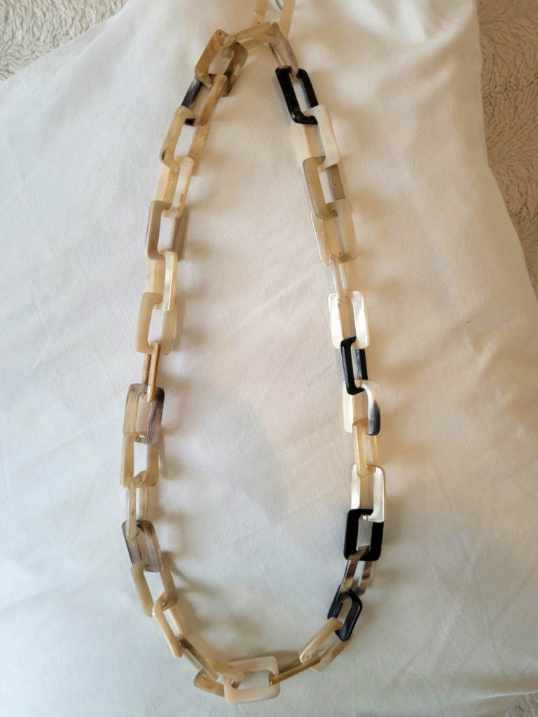 Collier Beige et fines Écailles de tortue